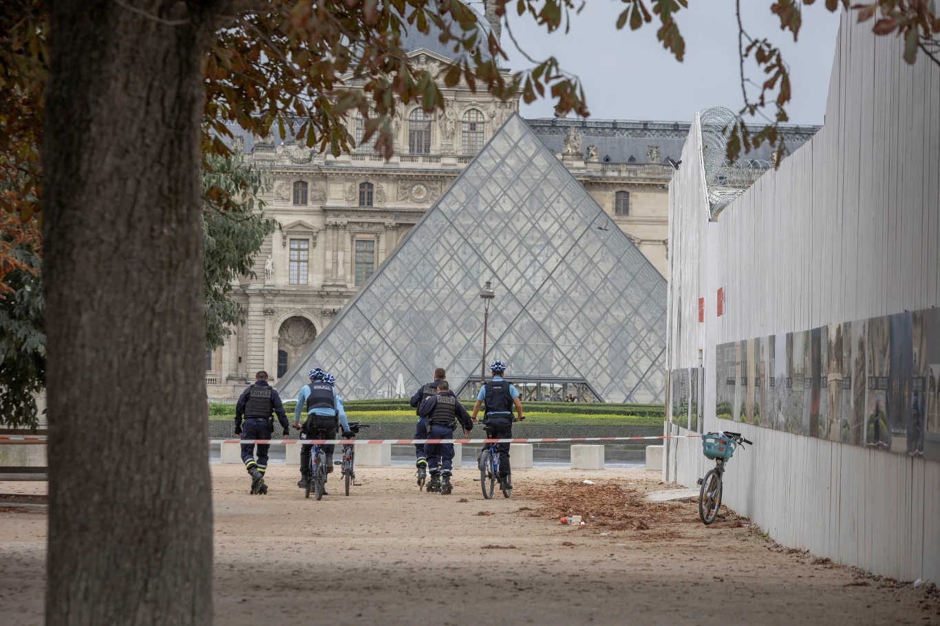 Alarmy bombowe w Luwrze i Wersalu Alarmy bombowe w Luwrze i Wersalu