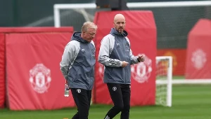 Erik Ten Hag w rozmowie ze swoim asystentem Stevem McClarenem