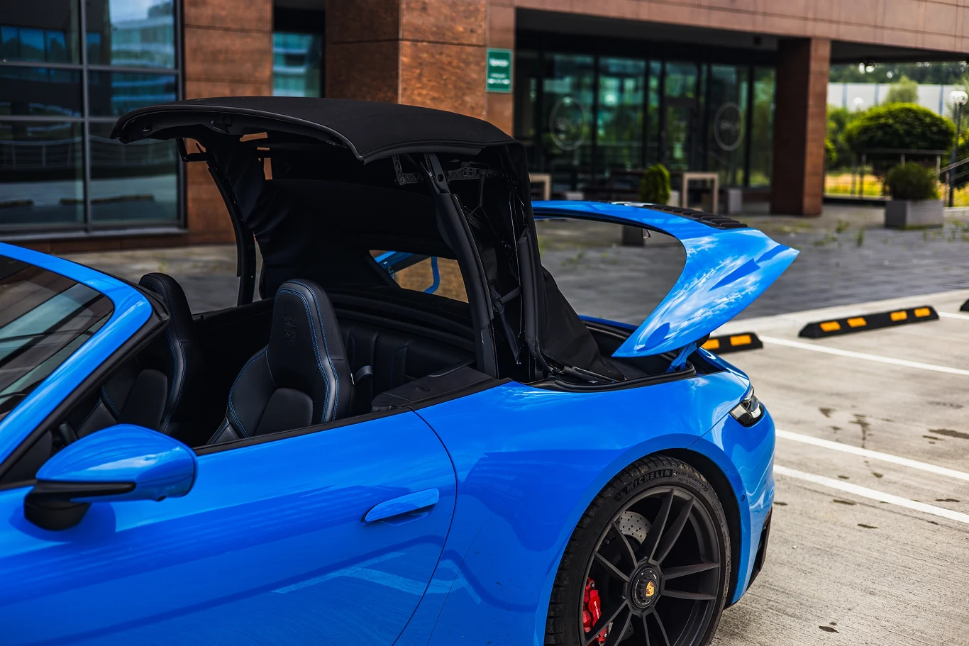 Porsche 911 Carrera 4 GTS Cabriolet Porsche 911 Carrera 4 GTS Cabriolet