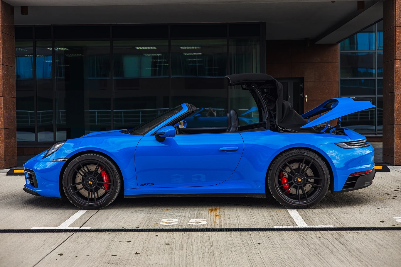 Porsche 911 Carrera 4 GTS Cabriolet Porsche 911 Carrera 4 GTS Cabriolet