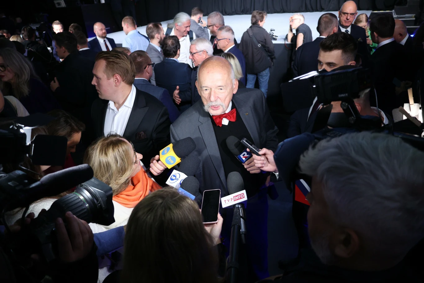 Janusz Korwin-Mikke w sztabie Konfederacji Janusz Korwin-Mikke w sztabie Konfederacji