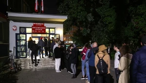 Kolejka osób oczekujących na oddanie głosu przed siedzibą Obwodowej Komisji Wyborczej nr 124 w Krakowie