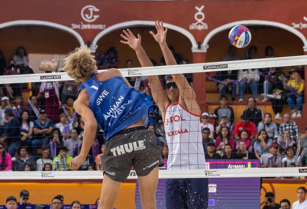 Michał Bryl (biała koszulka) trzy miesiące temu doznał otwartego złamania palca. Dziś ma medal MŚ