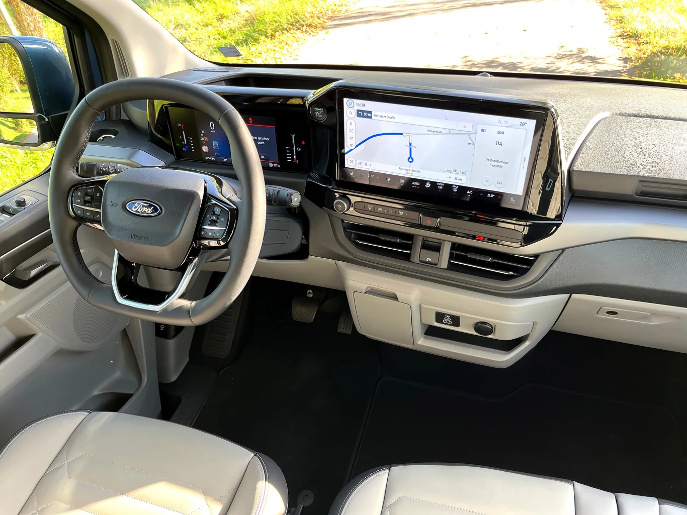 Nowy Transit oraz Tourneo Custom zostały wyposażone w 13-calowy ekran dotykowy 