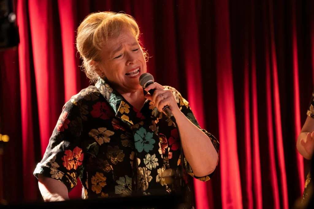 Kathy Bates w scenie z filmu "Klub cudownych kobiet" Kathy Bates w scenie z filmu "Klub cudownych kobiet"