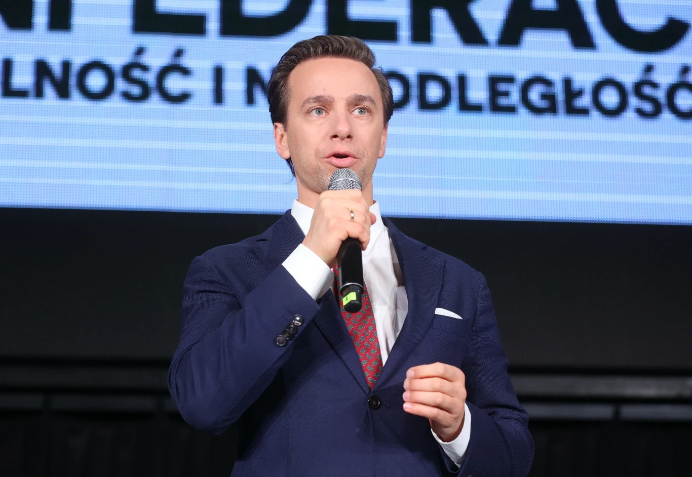 Krzysztof Bosak deklaruje: Konfederacja nie wejdzie w koalicję ani z PiS ani z PO Krzysztof Bosak deklaruje: Konfederacja nie wejdzie w koalicję ani z PiS ani z PO