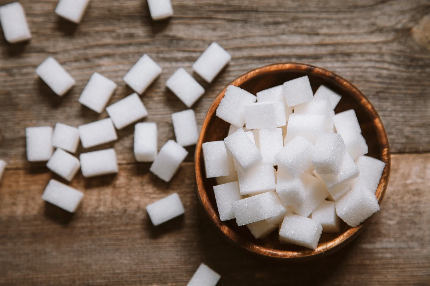 Peeling na włosy z dodatkiem cukru może okazać się świetną alternatywą dla drogich produktów z drogerii Peeling na włosy z dodatkiem cukru może okazać się świetną alternatywą dla drogich produktów z drogerii