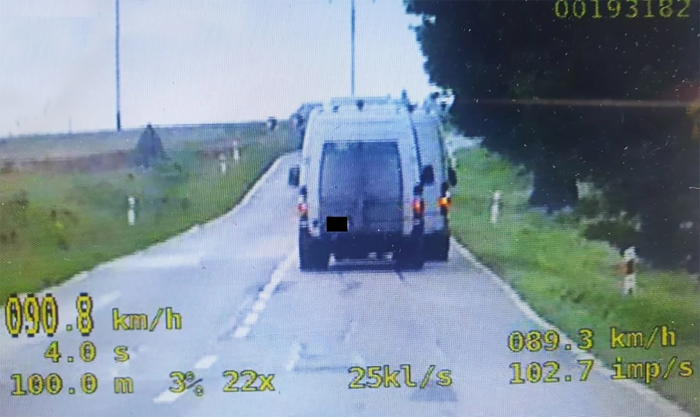 Zaszaleli podczas holowania autobusów. Skończyło się utratą prawa jazdy Zaszaleli podczas holowania autobusów. Skończyło się utratą prawa jazdy