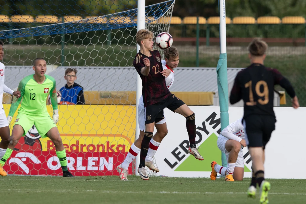 Noah Birkenpesch (z przodu) i Mateusz Cegliński walczą o piłkę