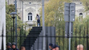 Wszedł na pomnik smoleński, grożąc detonacją ładunku wybuchowego. Nowe informacje prokuratury