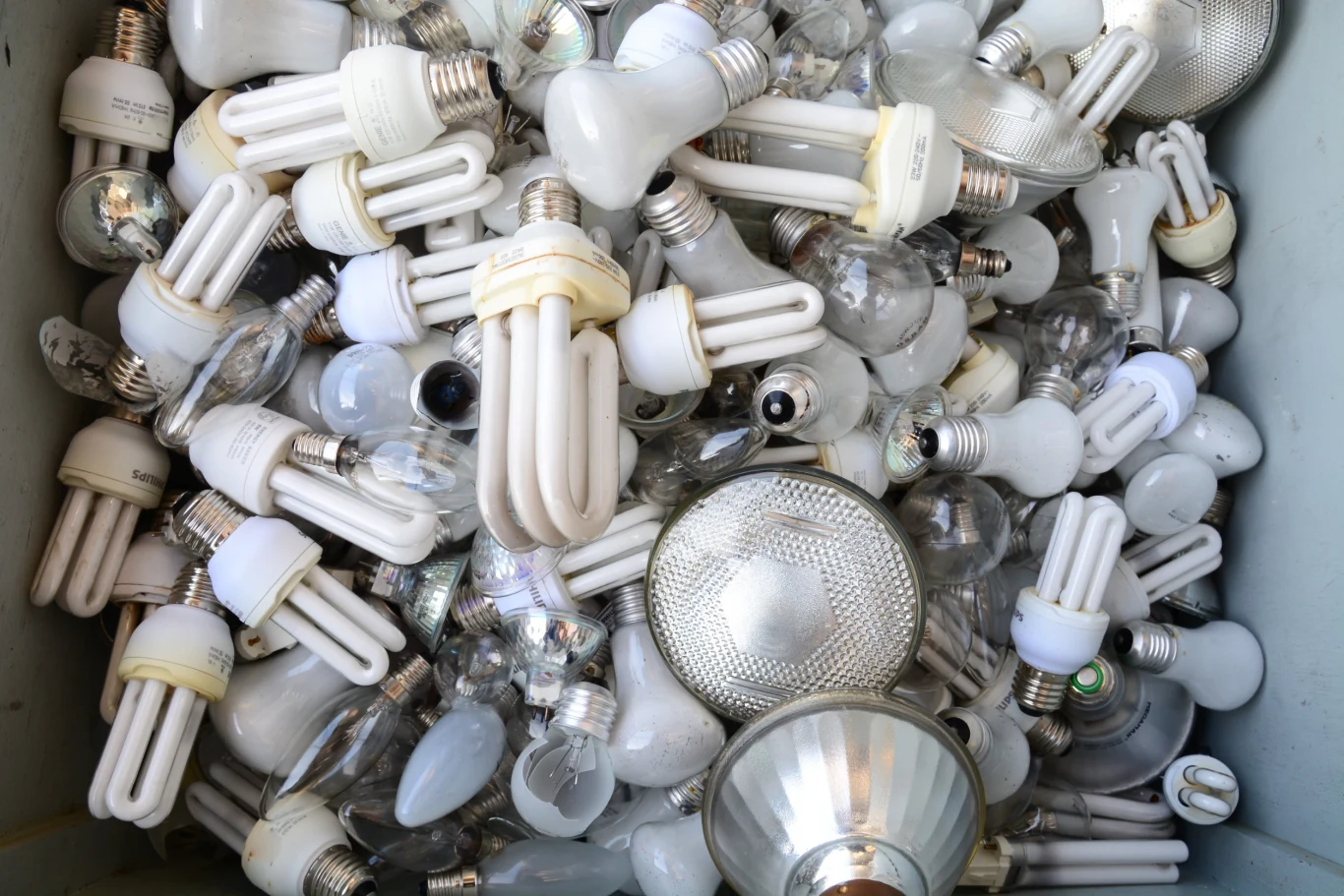 W punktach zbierających elektrośmieci, a także sklepach z oświetleniem można oddać zużyte świetlówki oraz inne rodzaje żarówek 