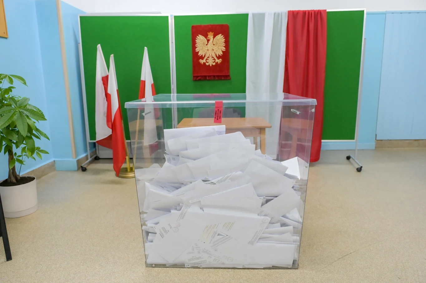 Urna z głosami w wyborach parlamentarnych 2023 Urna z głosami w wyborach parlamentarnych 2023