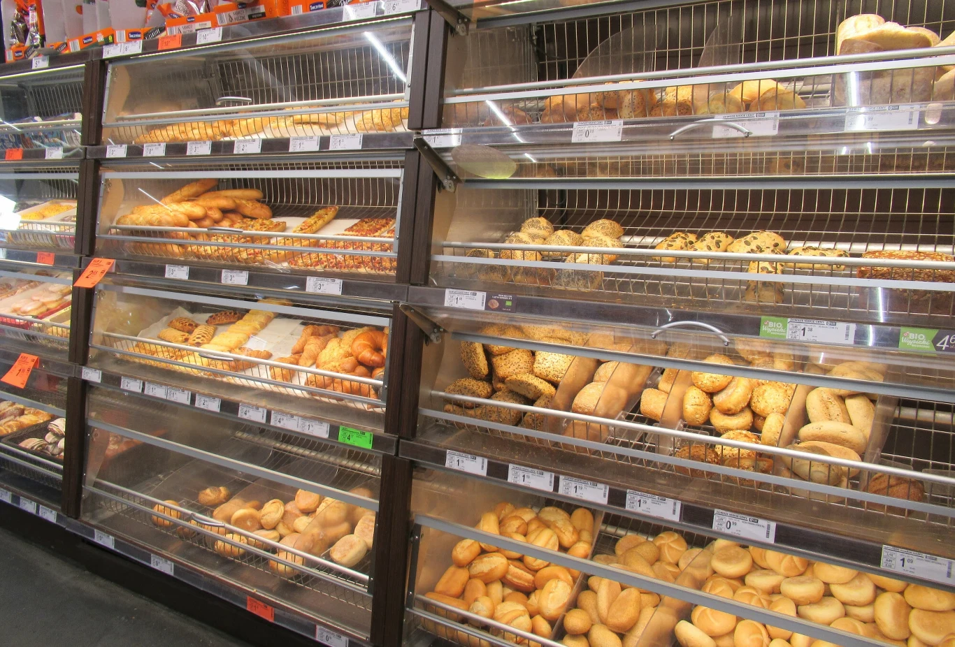 Pieczywo w Biedronce jest dostępne na półkach