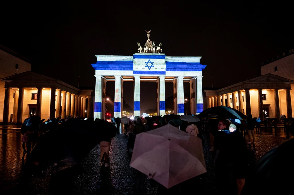 Brama Brandenburska podświetlona w kolor flagi Izraela Brama Brandenburska podświetlona w kolor flagi Izraela