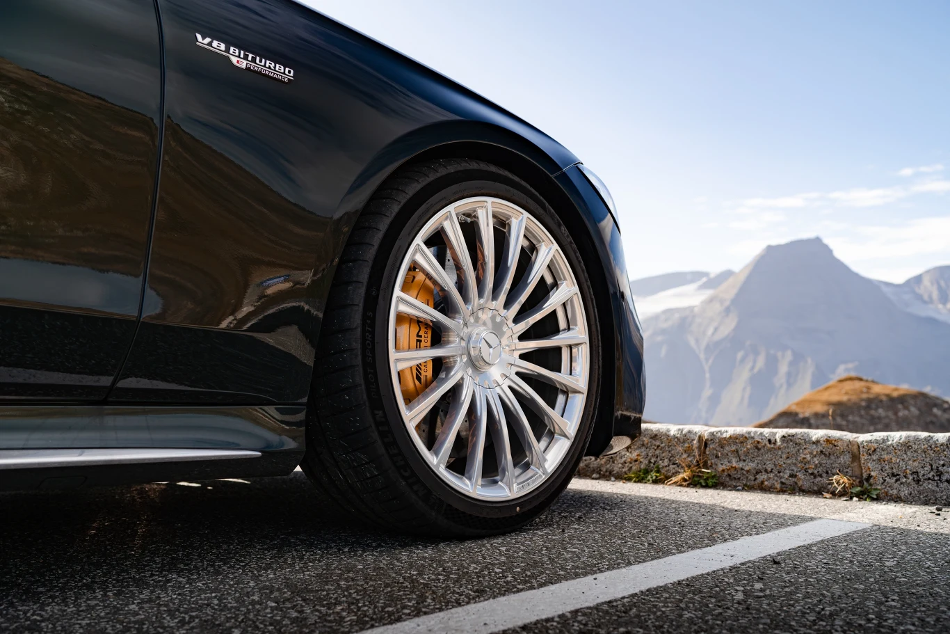 Nowe S 63 E Performance waży blisko 2600 kg. Do sportowej jazdy przyda się ceramiczny układ hamulcowy
