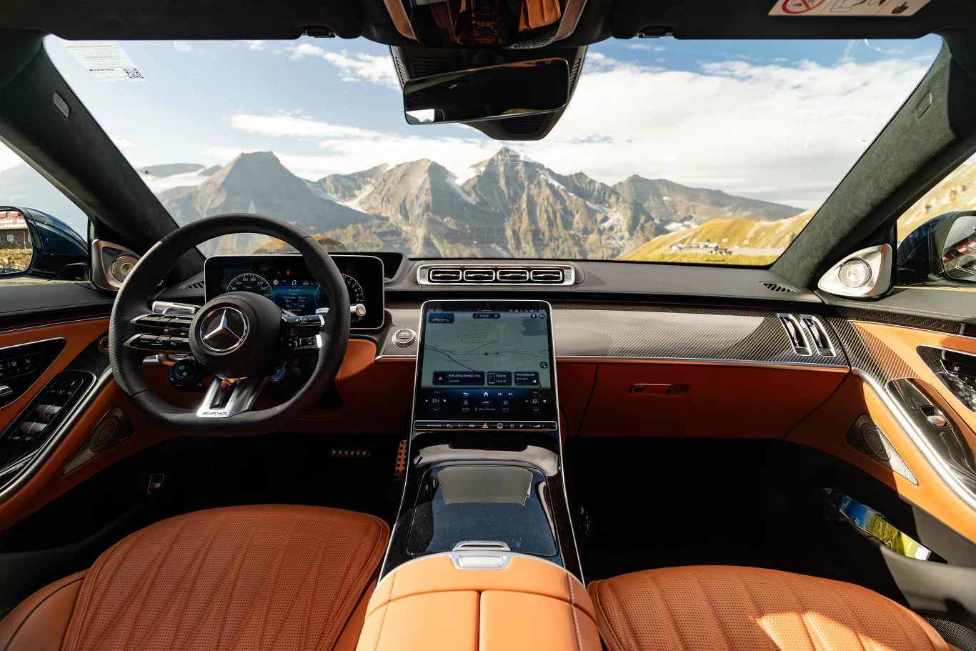 Wnętrze Mercedesa-AMG S 63 E Performance nie różni się specjalnie od "cywilnych" limuzyn