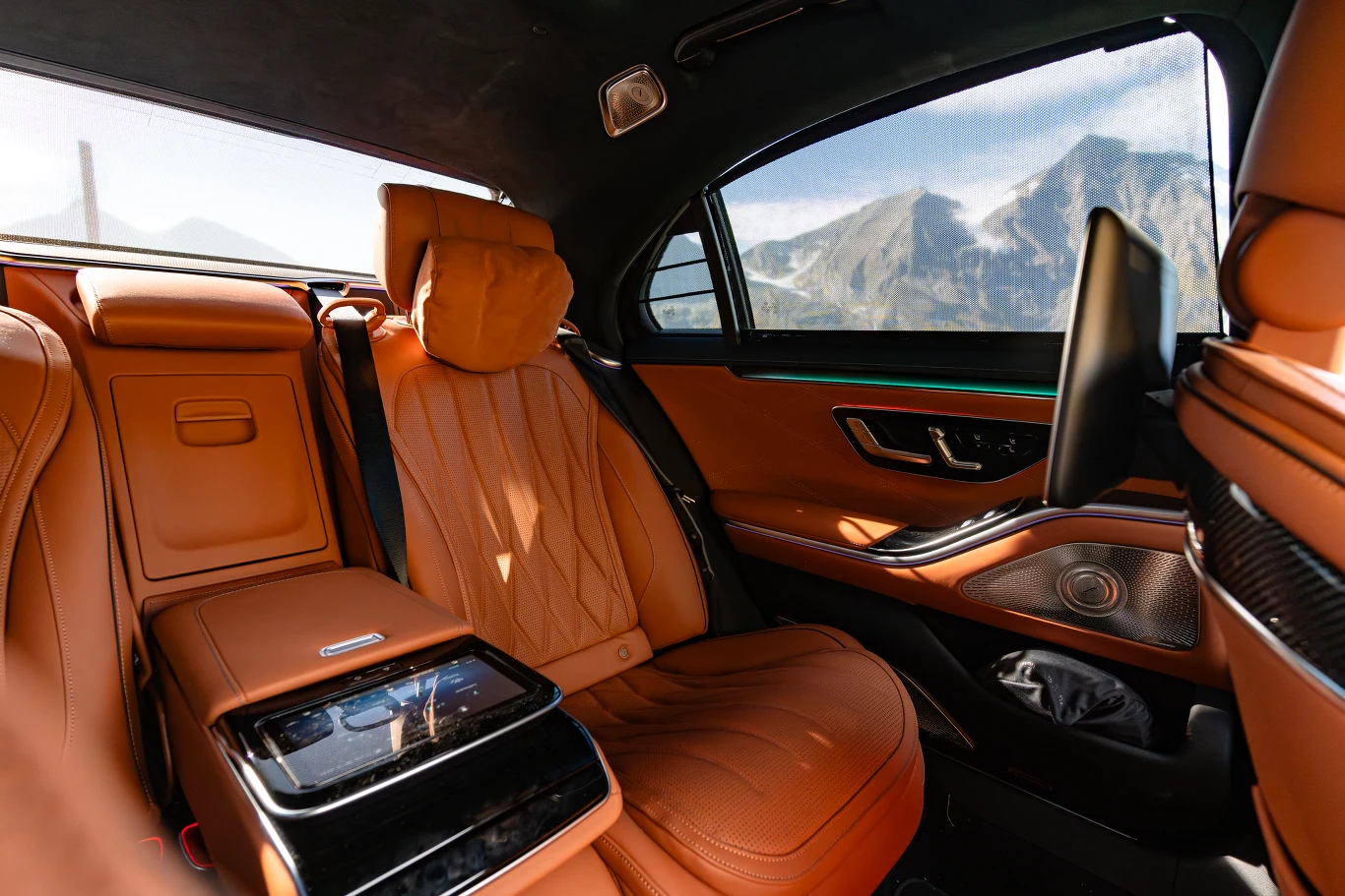 Mercedes-AMG S 63 E Performance także z poziomu tylnej kanapy nie przypomina 800-konnego potwora