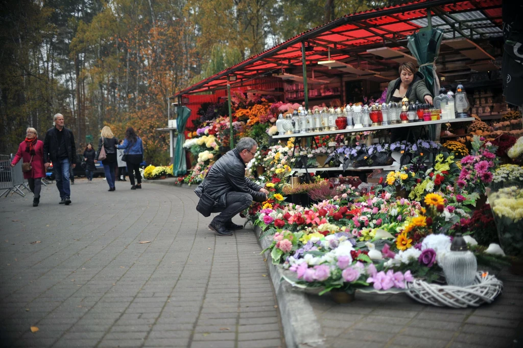 Podczas dnia Wszystkich Świętych wierni odwiedzają groby swoich bliskich