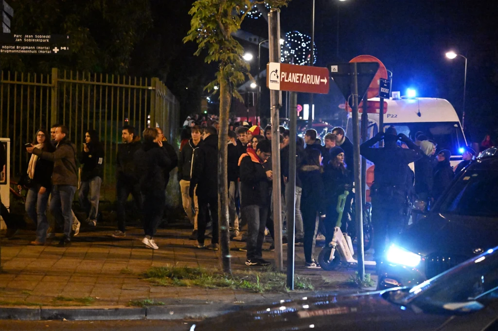 Ewakuacja kibiców ze stadionu w Brukseli Ewakuacja kibiców ze stadionu w Brukseli