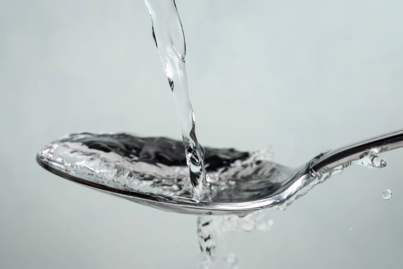 Ocet i woda to połączenie, które powinno zagwarantować ci powodzenie podczas czyszczenia nagrobków przed 1 i 2 listopada