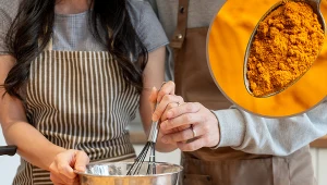 Dodaj łyżeczkę do ciasta. Naleśniki zyskają niepowtarzalny wygląd i właściwości zdrowotne