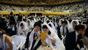 Masowy ślub 2,5 tys. par z 52 krajów zorganizowany przez Kościół Zjednoczenia w Korei Południowej w 2014 r. Drugie takie wydarzenie od śmierci założyciela kościoła Sun Myung Moona