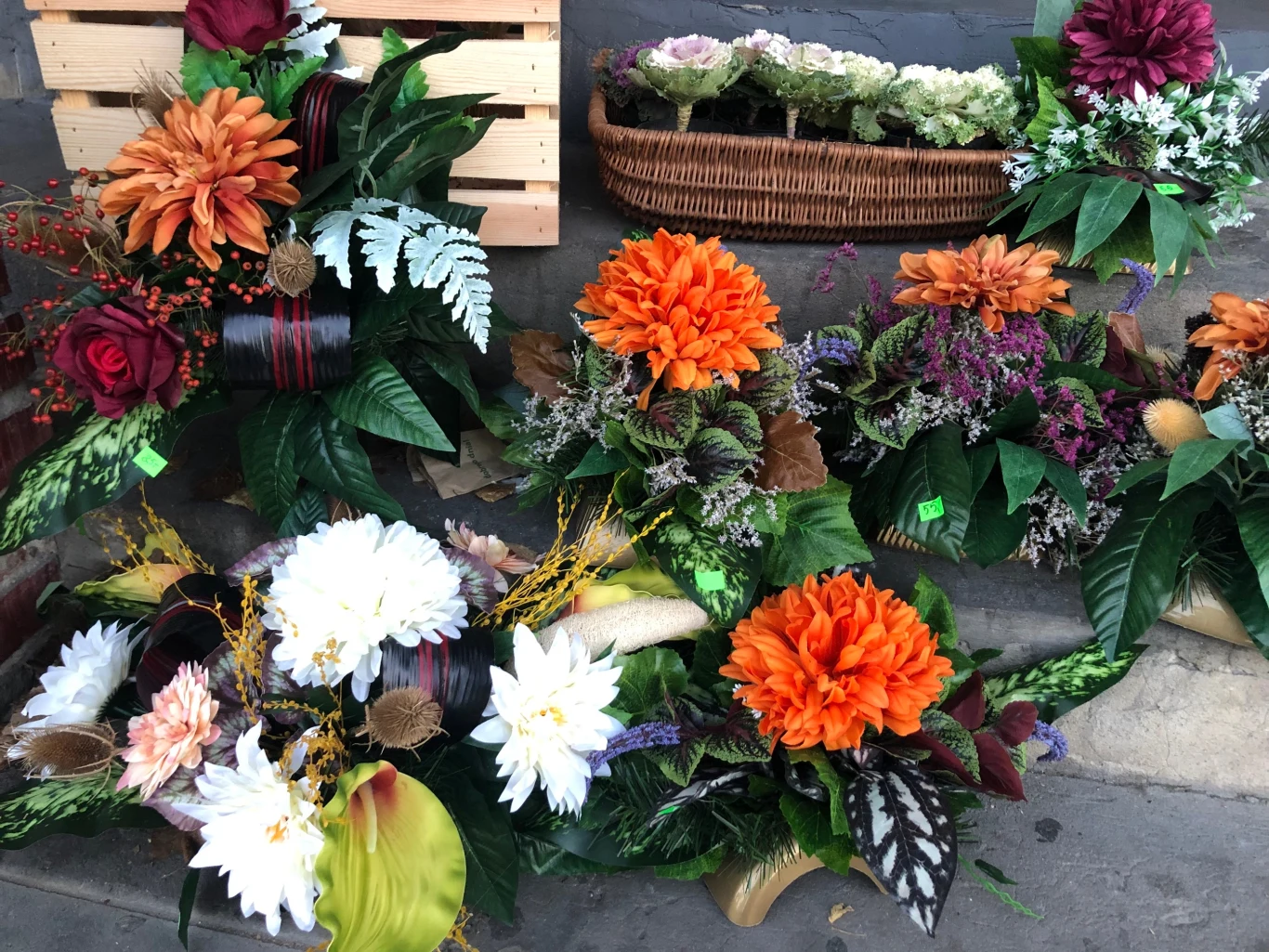 Ceny kwiatów na cmentarz w 2023 roku wzrosły o około 10-15 procent