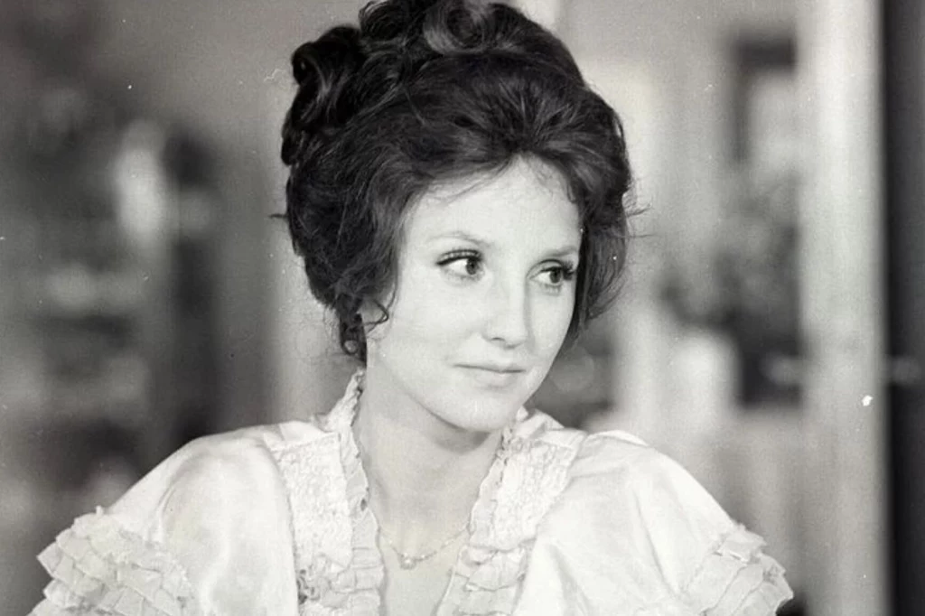 Elżbieta Starostecka w serialu "Noce i dnie" (1975)