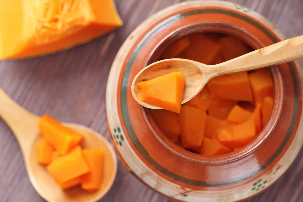 Z dyni można przygotować rozgrzewającą zupę, zdrowe frytki, a można ją również zamarynować Z dyni można przygotować rozgrzewającą zupę, zdrowe frytki, a można ją również zamarynować