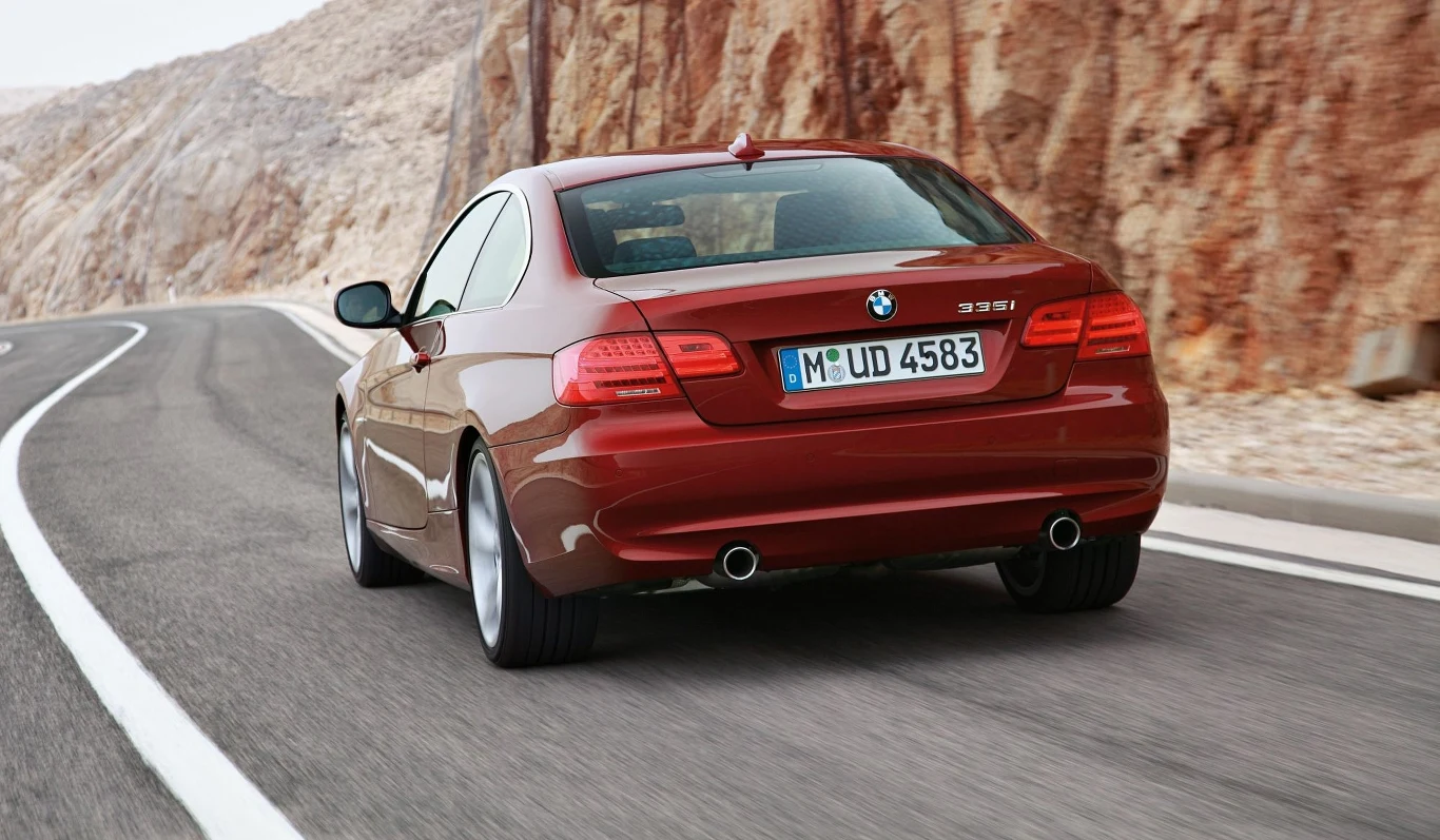 Pod względem sposobu prowadzenia BMW 3 E90 bardzo angażuję kierowcę