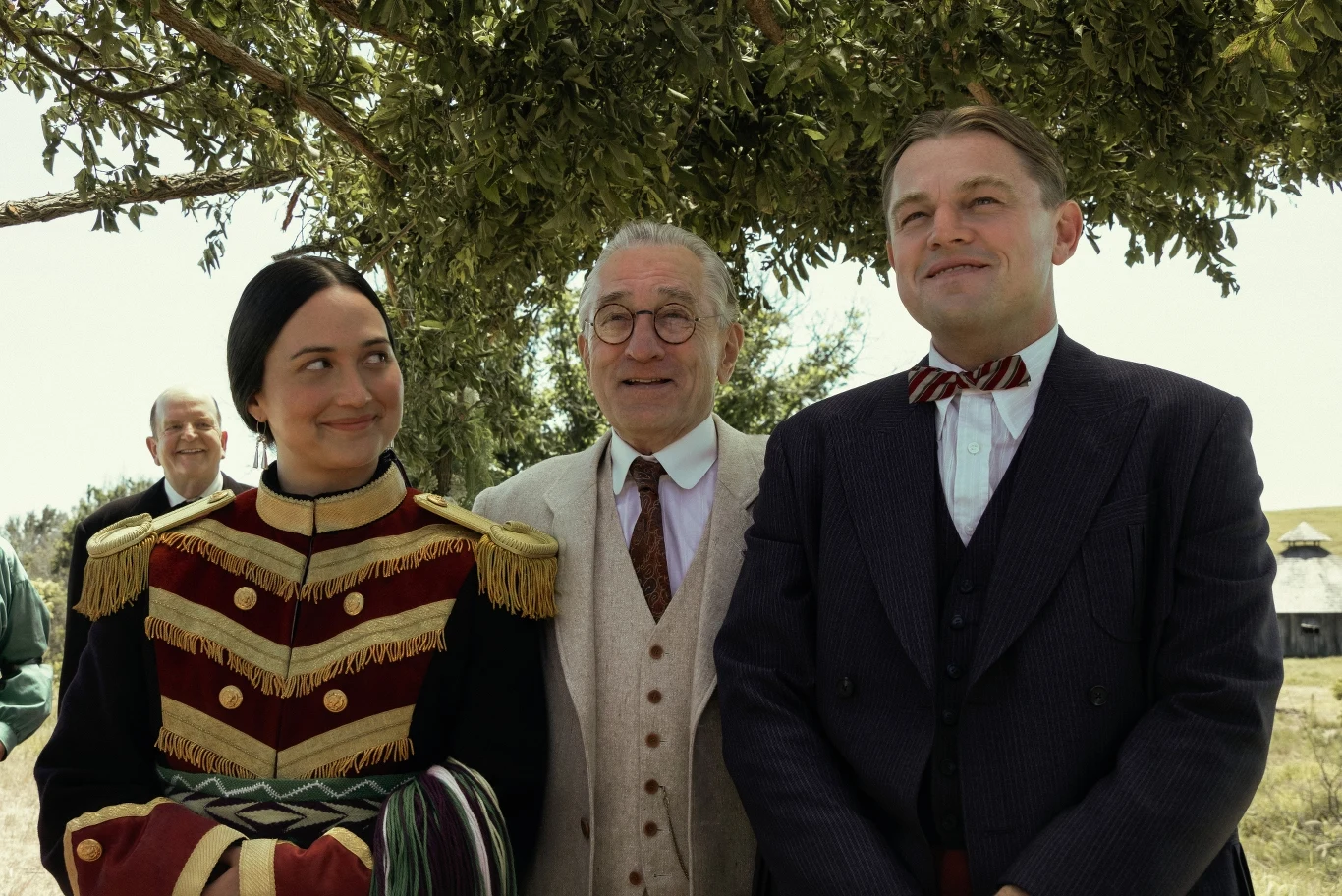 Lily Gladstone, Robert De Niro i Leonardo DiCaprio w scenie z filmu "Czas krwawego księżyca" Lily Gladstone, Robert De Niro i Leonardo DiCaprio w scenie z filmu "Czas krwawego księżyca"