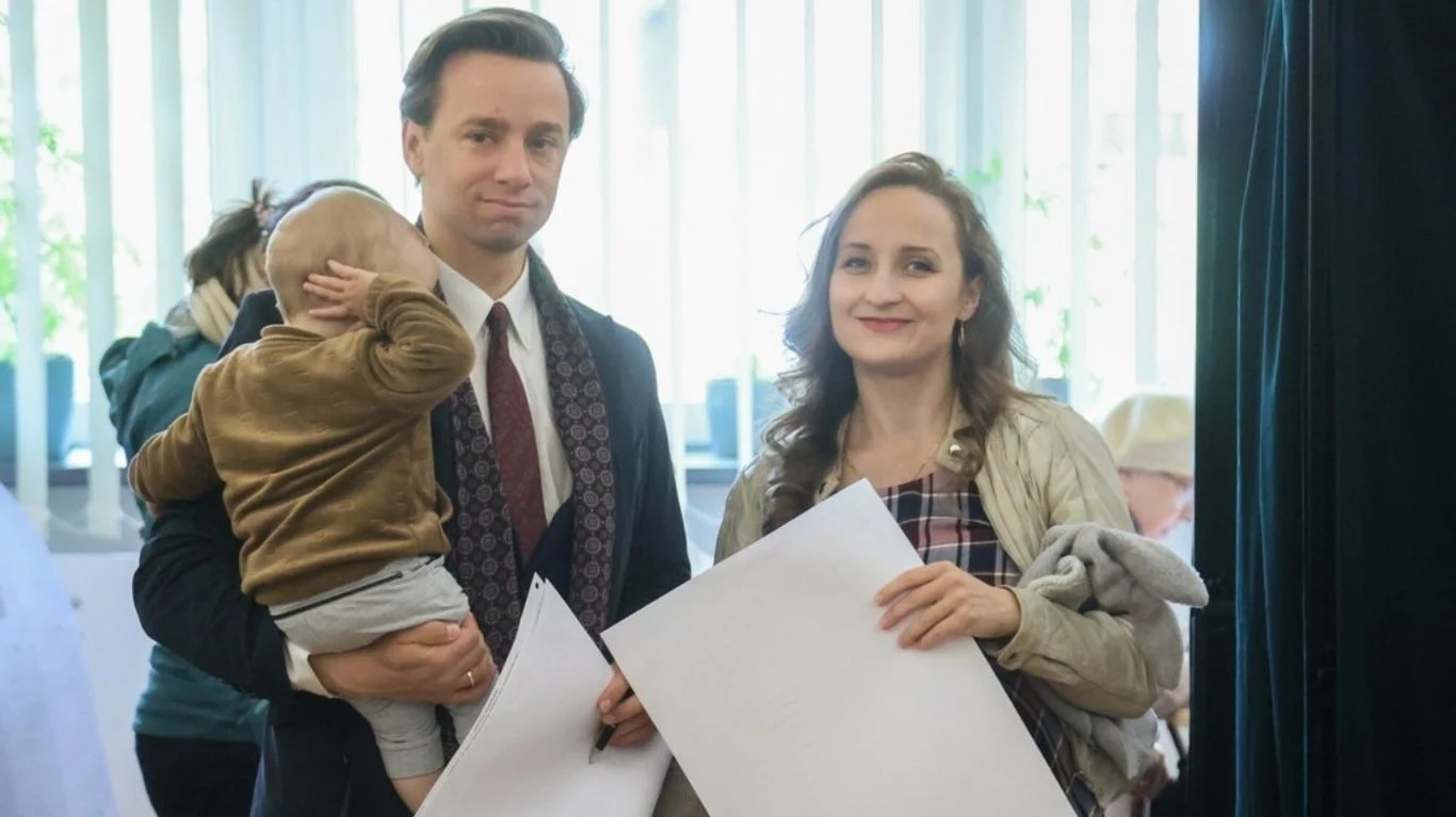 Krzysztof i Karina Bosak podczas głosowania Krzysztof i Karina Bosak podczas głosowania