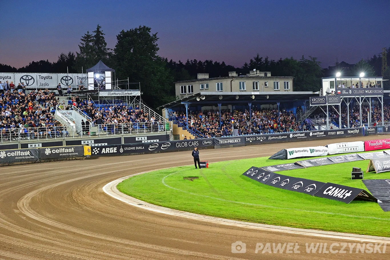 Stadion Wilków Krosno. Stara trybuna, a obok nowa na pierwszym łuku.