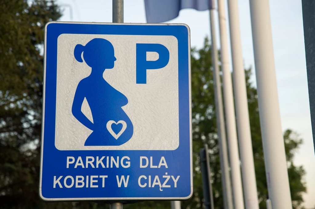 Miejsca dla kobiet w ciąży można znaleźć pod marketami, szpitalami, w galeriach handlowych czy pod urzędami.