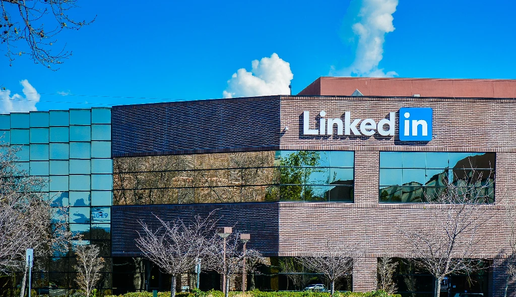 LinkedIn zapowiedział drugą w tym roku redukcję etatów. W październiku pracę straci blisko 670 pracowników. Na zdjęciu siedziba firmy w Kalifornii (USA)