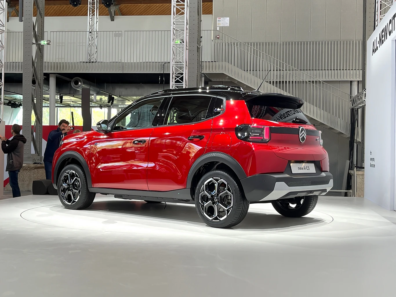 320 km na jednym ładowaniu i szybkie uzupełnianie energii