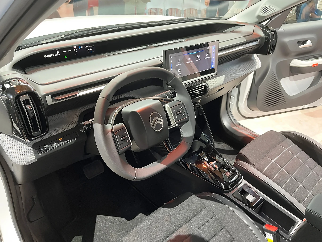 Z przodu zarówno kierowca, jak i pasażer nie powinni narzekać na brak komfortu