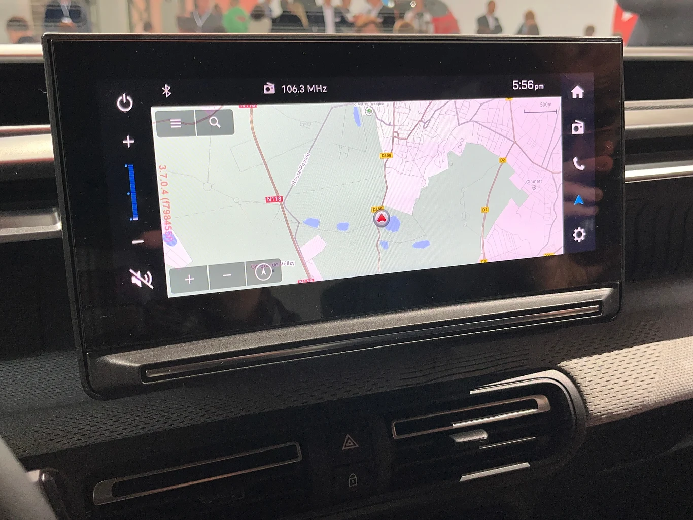 Na deskę trafił ekran systemu informacyjno-rozrywkowego o przekątnej 10,25 cala