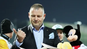 Nie chcą ich widzieć w klubie, wywiesili wymowny transparent. Poseł komentuje. „To dziecinada”