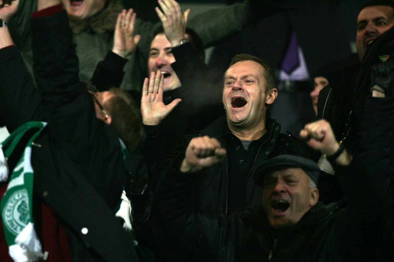Donald Tusk na starym stadionie Lechii Gdańsk. W tle byli prezesi gdańskiego klubu: Paweł Żelem i Maciej Turnowiecki