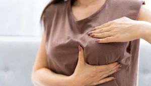 Samobadanie piersi rób regularnie. Jeżeli coś cię zaniepokoi, umów się na wizytę do lekarza