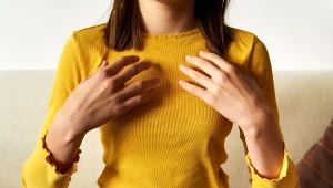 Nie tylko guzek. Te objawy także mogą świadczyć o raku piersi