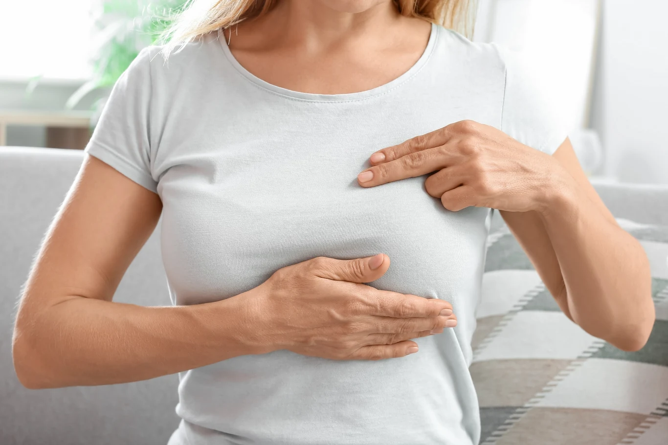 Powiększenie żył na piersi, ból pachy, wyciek mlecznej treści z piersi - to też mogą być objawy raka piersi Powiększenie żył na piersi, ból pachy, wyciek mlecznej treści z piersi - to też mogą być objawy raka piersi