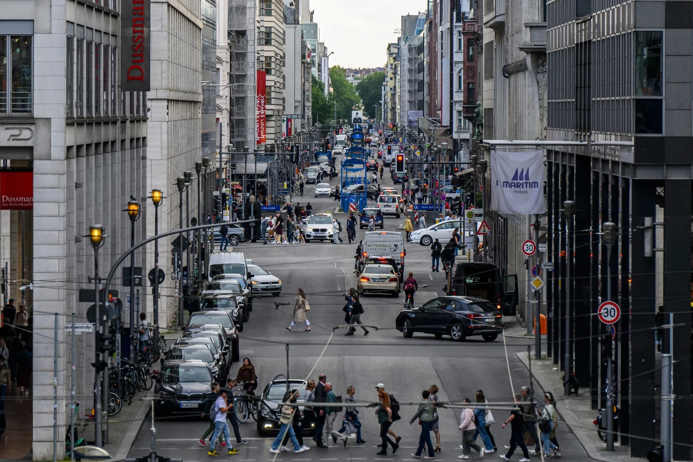 Ulica Friedrichstraße po przywróceniu ruchu samochodowego Ulica Friedrichstraße po przywróceniu ruchu samochodowego
