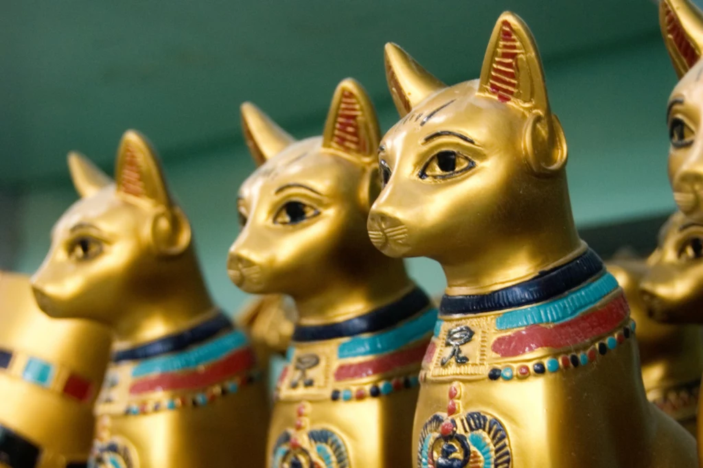 W starożytnym Egipcie koty były umieszczane w domach, gdyż były traktowane jako talizmany