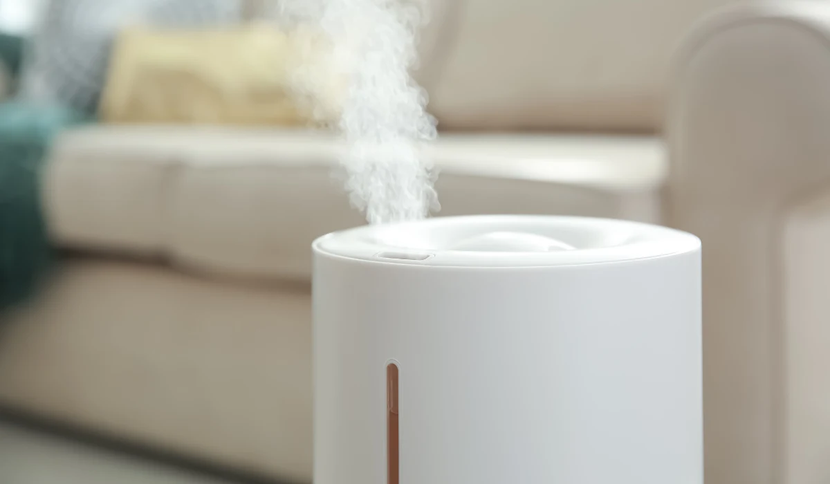 Nawilżacz powietrza to uniwersalne urządzenie. Ma wiele zalet, m.in. pomoże ci w walce z kurzem osiadającym na suficie