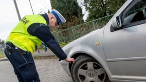 Policjant sprawdzi stan opon i jeśli bieżnik będzie za niski - wystawi mandat