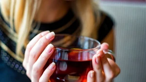 Z badań wynika, że garbniki, których źródłem jest herbata, utrudniają wchłanianie żelaza szczególnie ze źródeł roślinnych