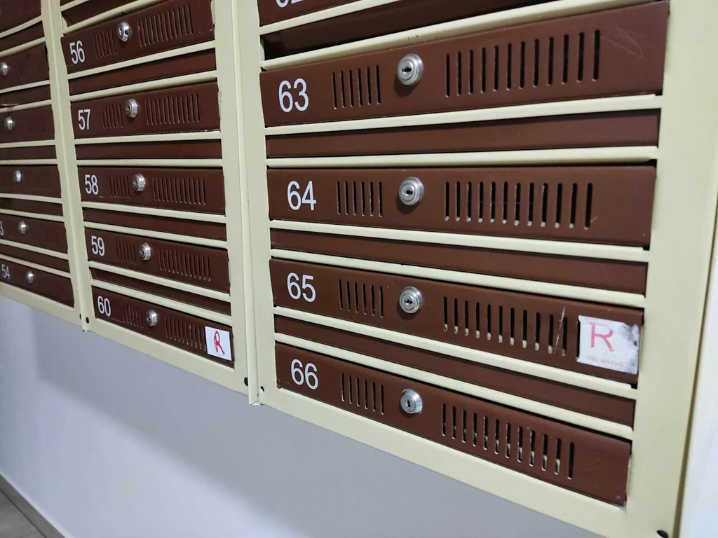 Co oznacza litera R na skrzynce pocztowej? Ważny znak dla pracownika poczty