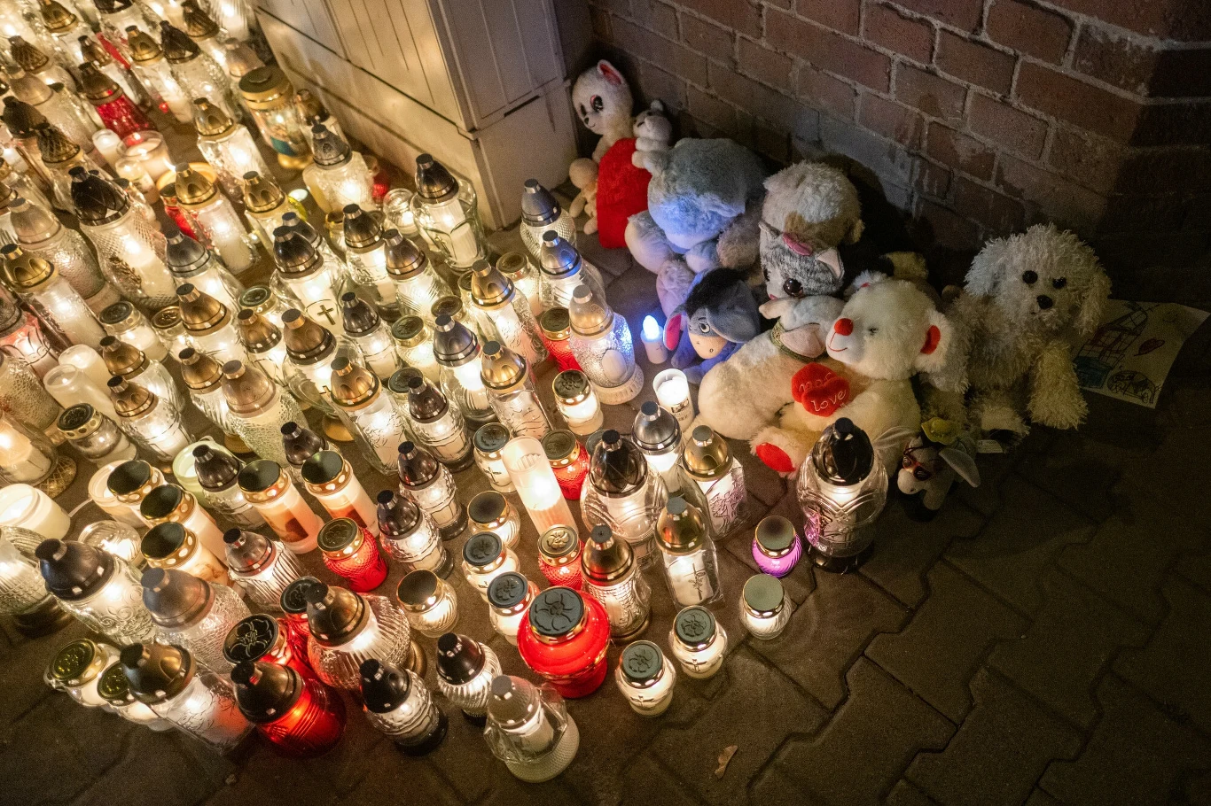Mieszkańcy Poznania przynieśli na miejsce tragedii mnóstwo zniczy i pluszowych misiów